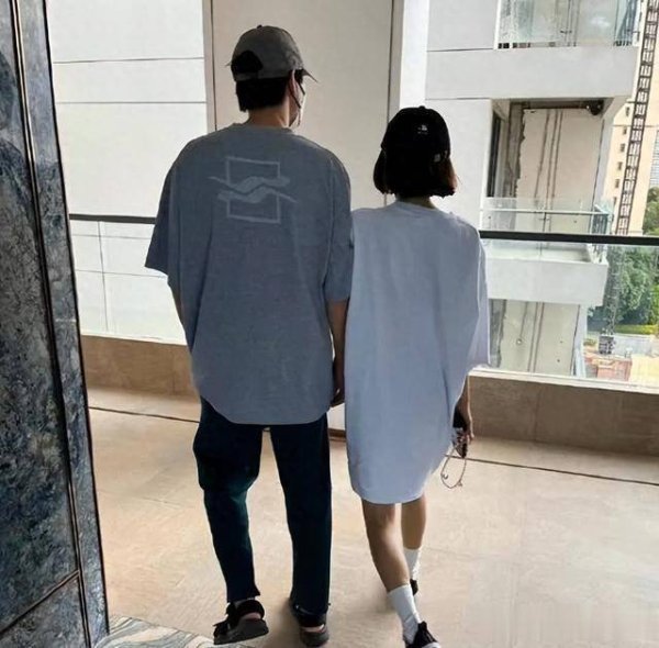 双融配资 秦岚魏大勋与宋佳夫妇聚餐，魏爸还送秦岚回家！