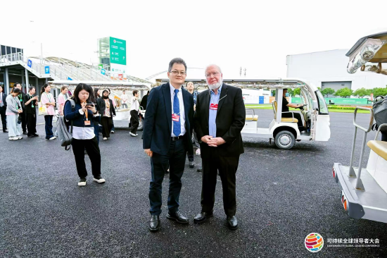 牛8速配 科技预言家凯文·凯利与潍柴控股董事长马常海合影|首届绿色产业与可持续消费博览会（图）